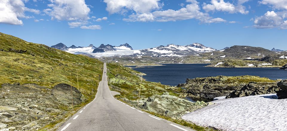Road trip en Norvège pour sillonner ses côtes en van, entre fjords et villages colorés via la mythique falaise de Preikestolen