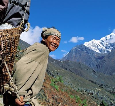L’Everest : trek engagé en altitude entre bourgs sherpas, monastères et lacs glacières