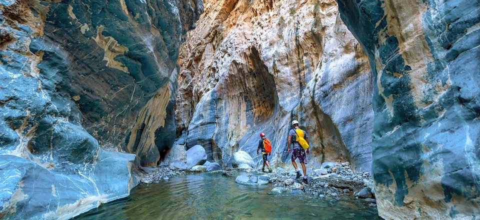 Un circuit multi-activités au sultanat d'Oman : randonnée, canyoning, via ferrata, désert et snorkeling.