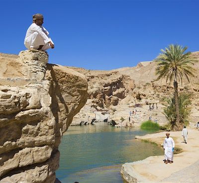Rando au cœur des vallées de l'Est omanais et découverte du désert des Wahibas, baignade dans les eaux bleues et chaudes.