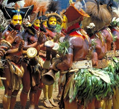 Voyage en Papouasie-Nouvelle-Guinée, pour partager le quotidien de trois tribus et leur culture, une des plus préservées au monde
