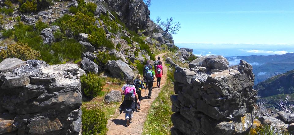 Trek à Madère à travers les plus hauts reliefs de l'île pour amateurs de randonnées engagées.