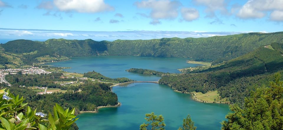 À la découverte de la plus belle île de l'archipel surnommée l’île verte et des plus grands lacs des Açores