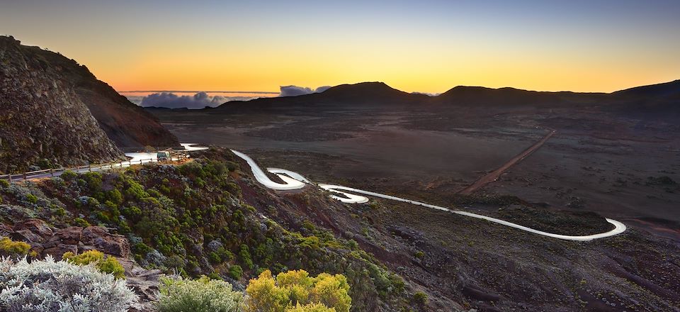 Circuit en van aménagé à La Réunion, avec randonnée dans les 3 cirques et au Piton de la Fournaise, et snorkeling dans le lagon
