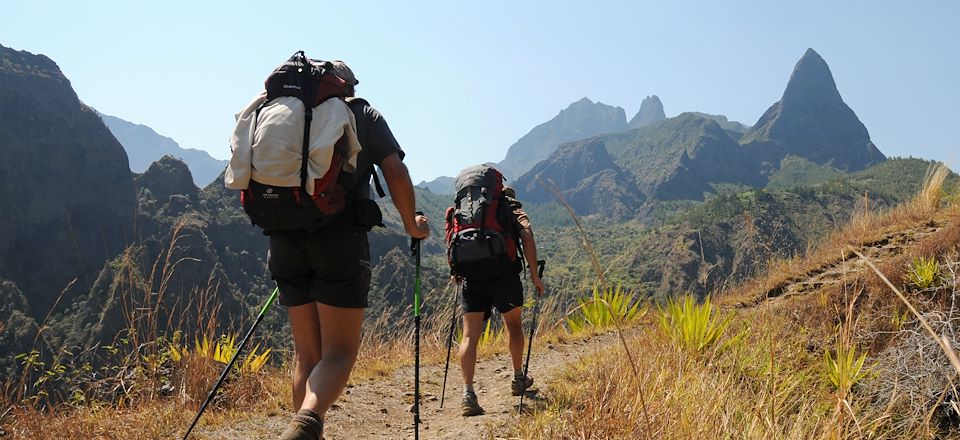 Trek dans les 3 cirques avec une découverte approfondie du cirque de Mafate, les Pitons des Neiges et de la Fournaise…