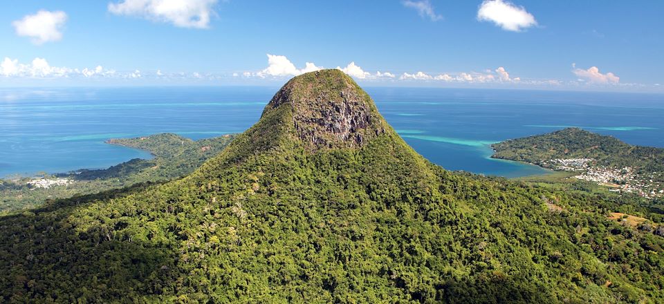 Randonnée à la Réunion et Mayotte sur terre et dans l'eau, entre cirques et lagons, escortés par les lémuriens et tortues…