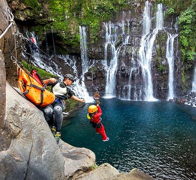 Circuit des incontournables de La Réunion en multi activités avec canyoning, randonnée, kayak au cœur des reliefs et du lagon