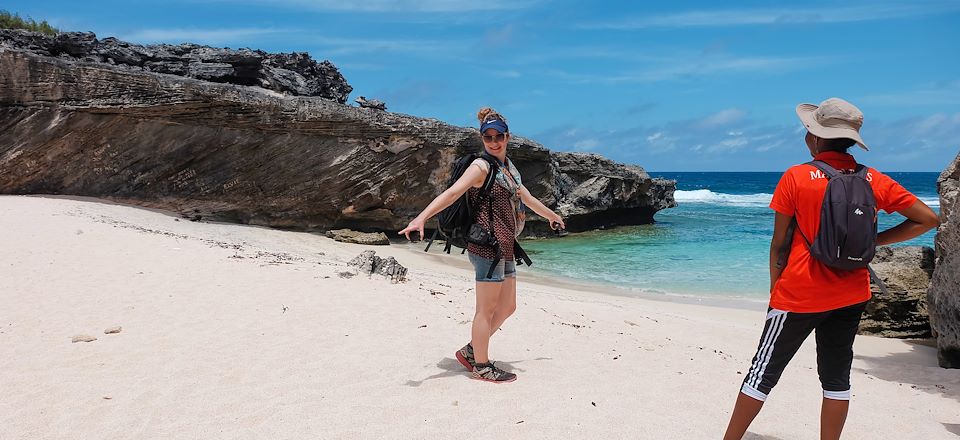 Enfants Utilisant Une Tablette Lors De Voyages Avec Fond De Plage