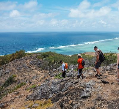 Randonnée hors des sentiers battus sur l'île Rodrigues entre collines, lagon, îlots et forêt primaire à la rencontre des habitants