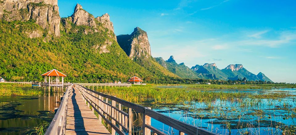 Découverte du sud de la Thaïlande, avec un voyage à vélo de Bangkok à Khao Lak, de l’arrière-pays à la cote de la mer d'Andaman.