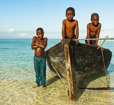 Les incontournables de Zanzibar en famille : plages, légendes, bateau, snorkeling, kayak, singes, mangrove, parties de foot... 