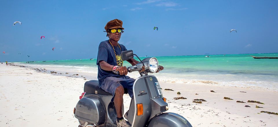 Découvrez Zanzibar en Vespa, de l'envoutante cité de Stone Town aux douces plages de Jambiani... une dolce vita africaine !