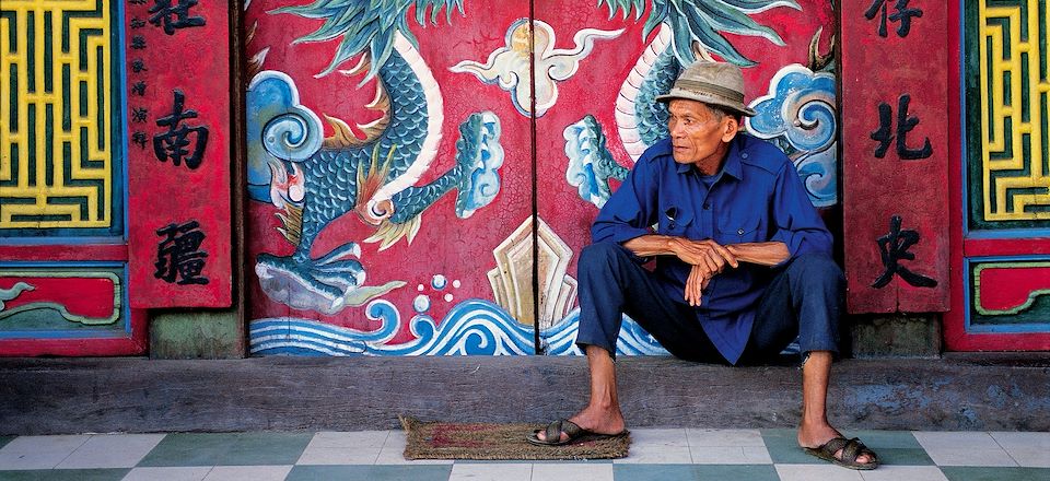 Découvrez Hanoi avec un guide, faites une croisière en baie d'halong puis envolez-vous pour Hoi an et découvrez Hué. 