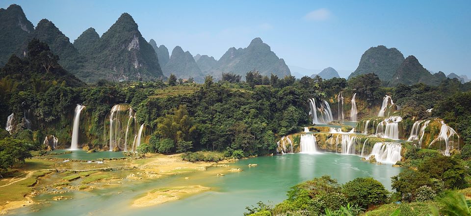 Randonnées autour du lac Babé, découverte des chutes de Ban Gioc et croisière dans la baie d'Halong