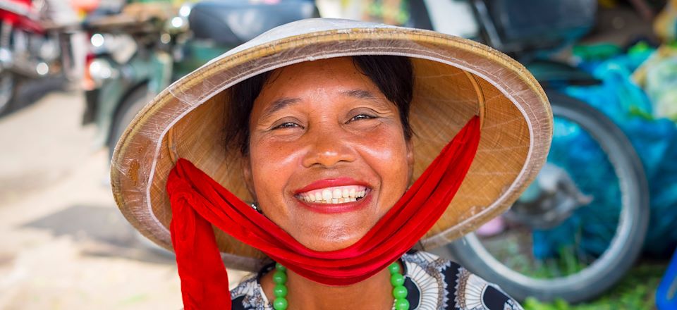 Voyage au Vietnam dédié aux personnes a mobilité réduite, avec guide et chauffeur privés, de la baie d’Halong au delta du Mékong