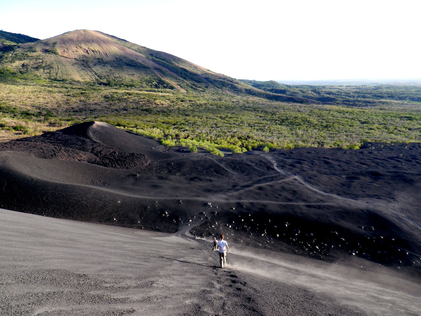 Descente au pas de course dans les cendres du volcan Cerro Negro