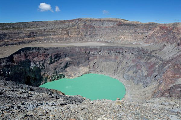 Lagune dans le cratère du volcan Santa Ana