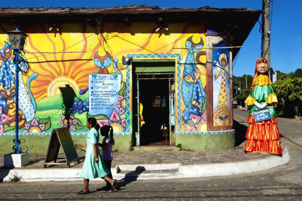 Rue colorée dans le village d'Ataco