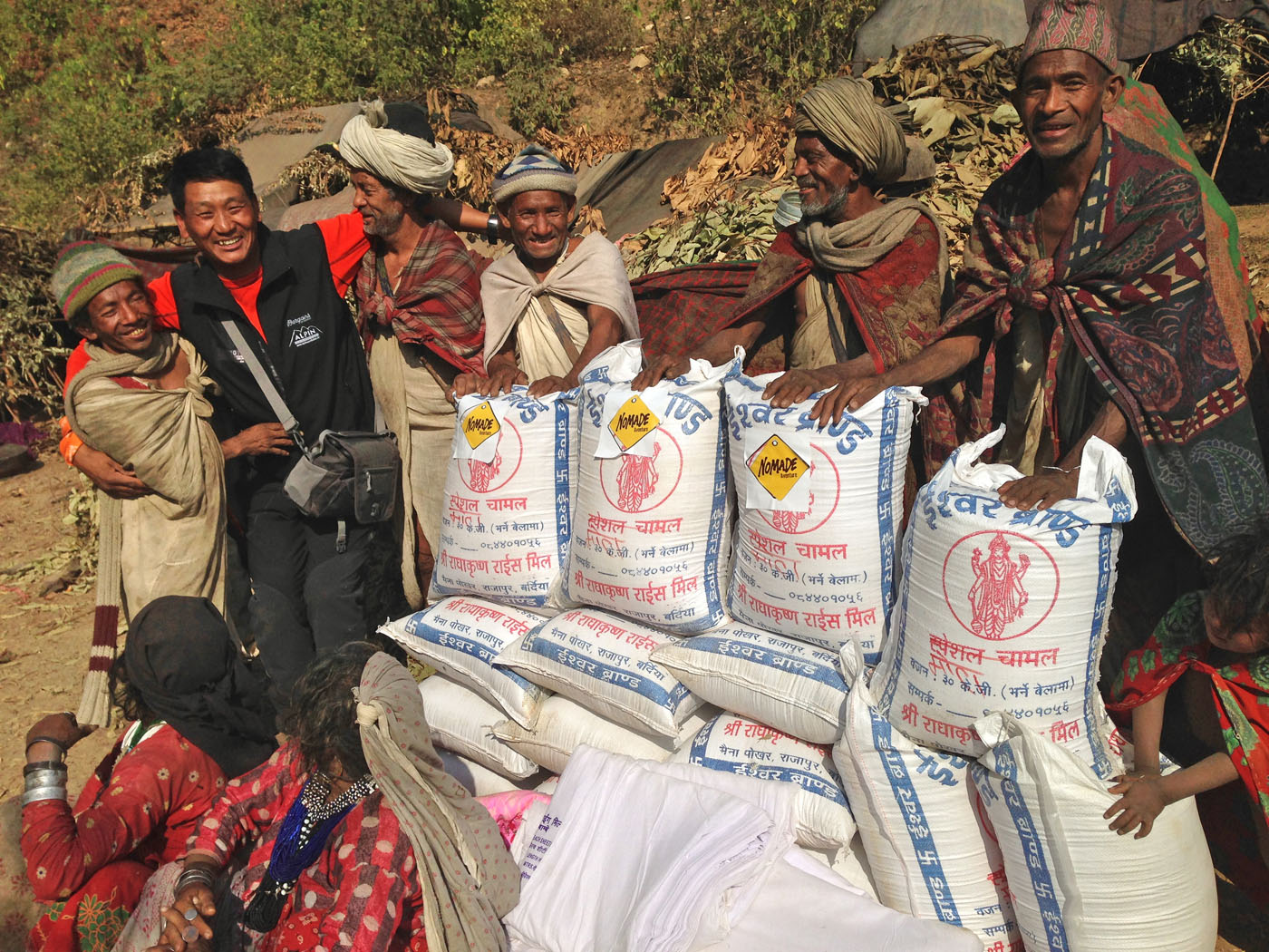 Distribution de sacs de riz en remerciement de leur accueil sur leur camp