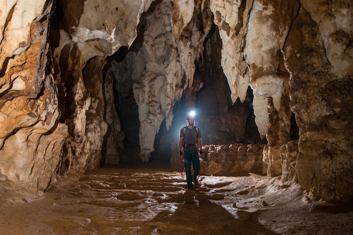 Exploration d'une grotte - Expédition dans le massif du Matarombeo - Indonésie