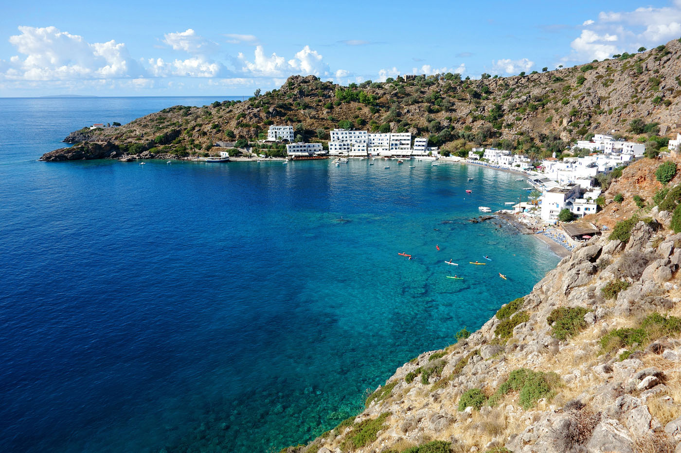 En kayak de crique en crique en Crète, dans la région de Loutro - Grèce