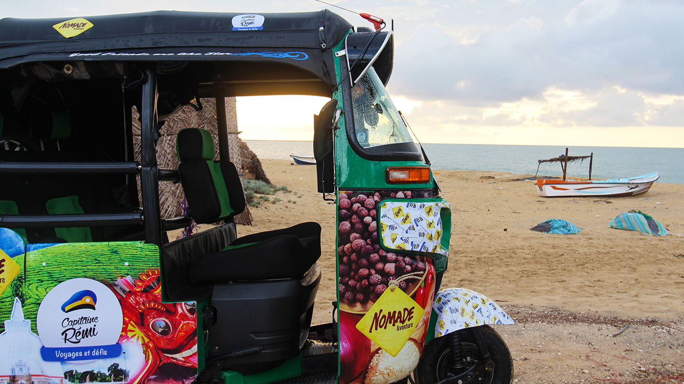 En tuk-tuk sur une plage de Kalpitiya 