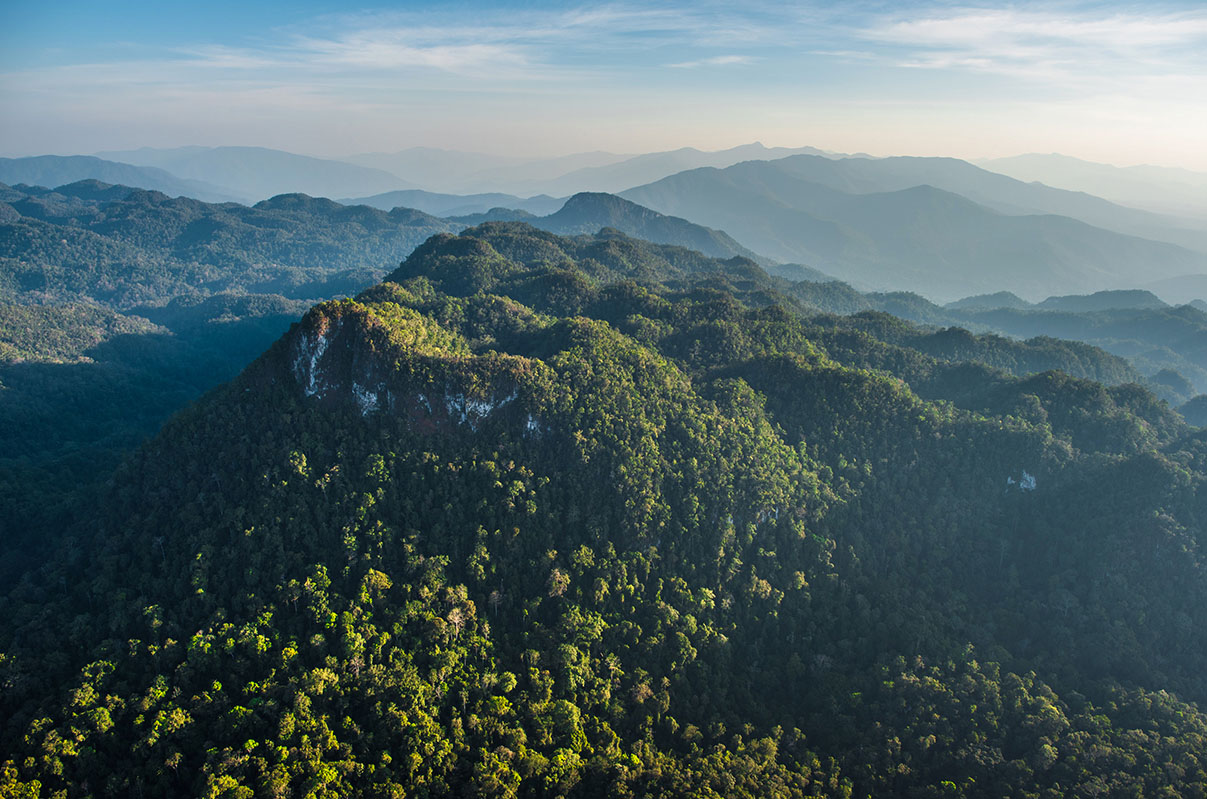 Vue aérienne du massif de Matarombeo sur la grande île de Sulawesi