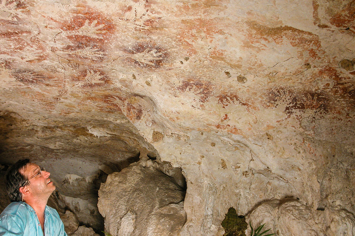 Découverte en mai 1999, de Gua Tewet et de ses peintures rupestres, dans les monts Marang, à Bornéo, avec le spéléologue Luc-Henri Fage.