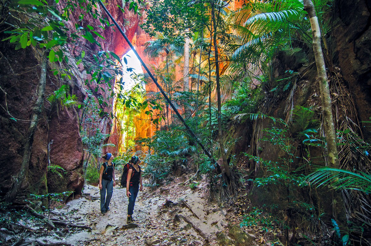 À Madagascar, passage sous l'arche rouge d'Ikaosy, au cœur du très secret massif du Makay.