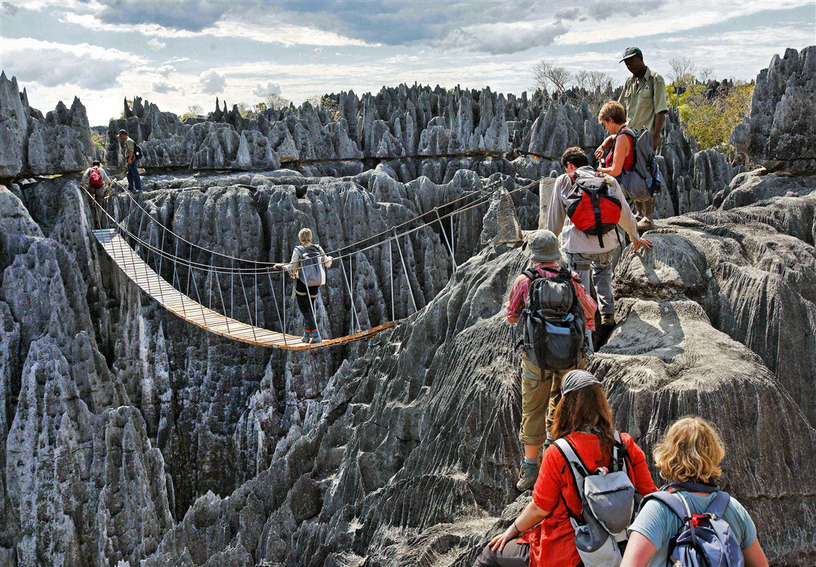 Passage d'un pont suspendu dans le parc national de Tsingy de Bemahara à Madagascar 