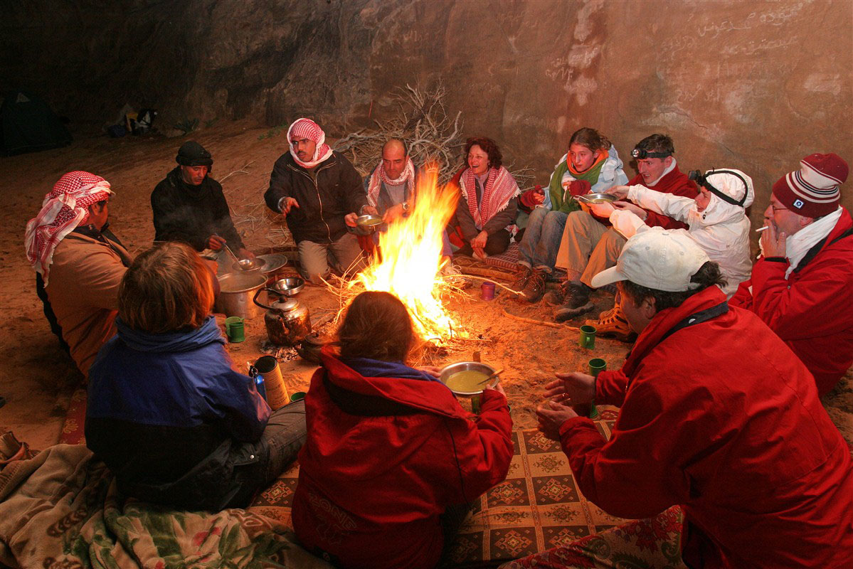 Soirée autour du feu dans le désert du Wadi Rum en Jordanie