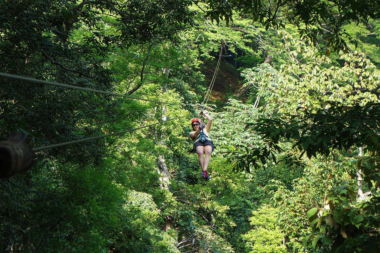 Tyrolienne dans le parc Rincón de la Vieja au Costa Rica