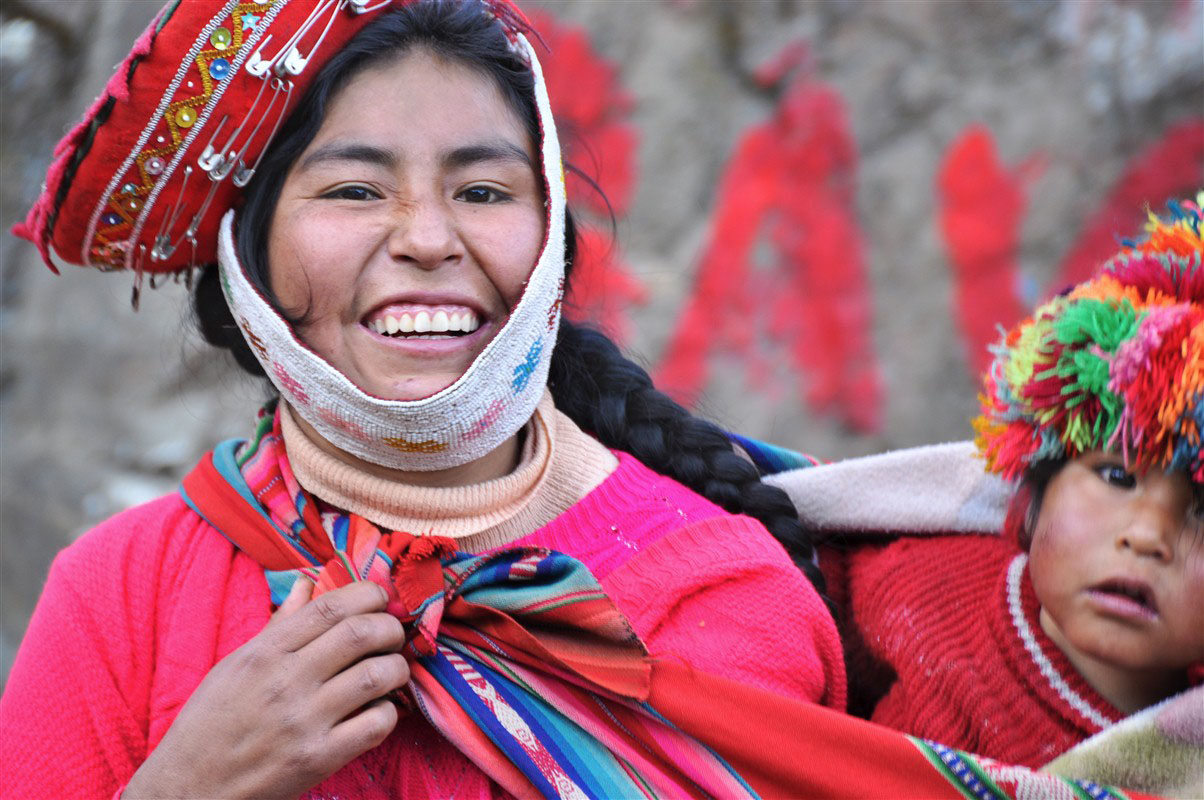 Une Indienne dans la vallée de Patacancha au Pérou