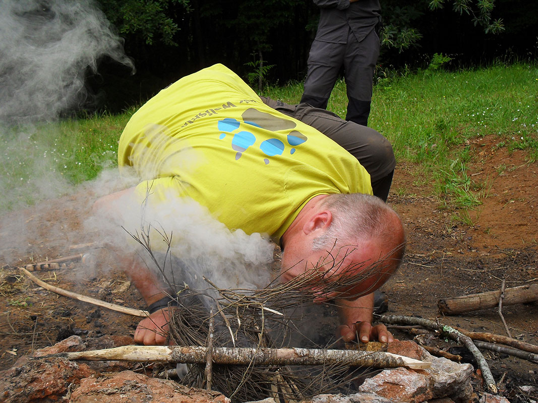 Denis Tribaudeau en train d'allumer le feu