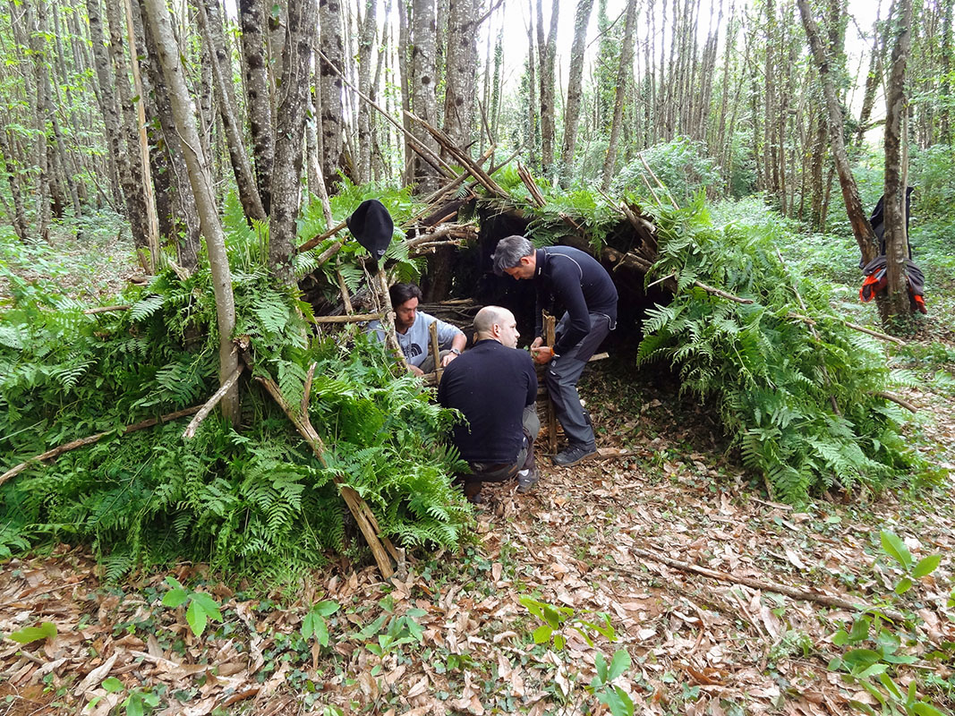 Construction d'un abri pour dormir lors d'un stage de survie en France