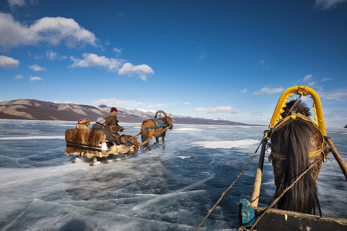 Traîneau à cheval sur le lac Khövsgöl en Mongolie