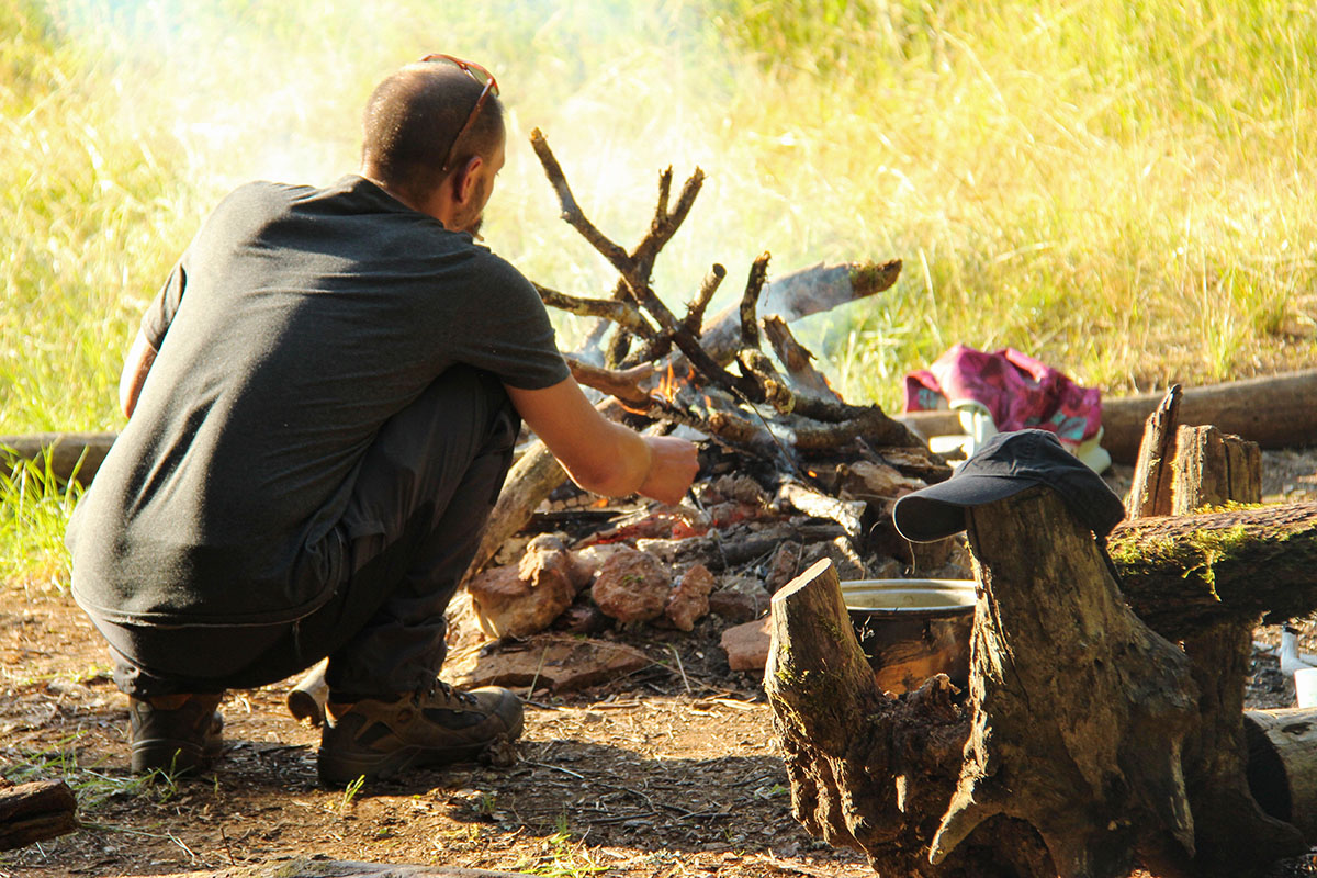 Campement et feu dans un stage de survie en France