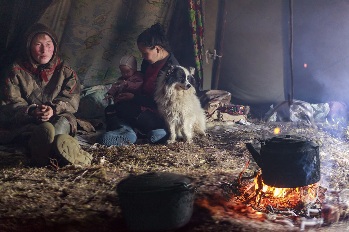 Une famille de Nenets sous la tchoum au Yamal en Russie