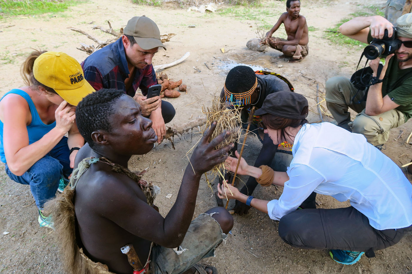 Préparation du feu avec les Hadzabés en Tanzanie