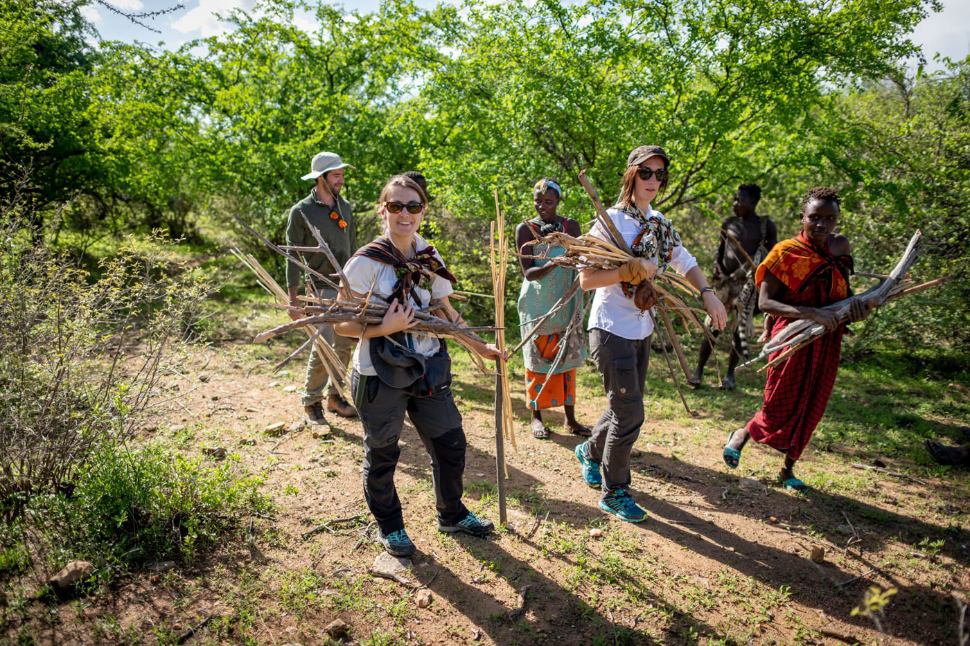 Audrey en voyage Survie en Tanzanie : ramassage du bois avec les Hadzabés