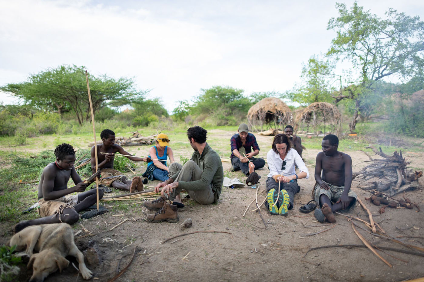 Fabrication des outils de chasse avec les Hadzabés en Tanzanie 