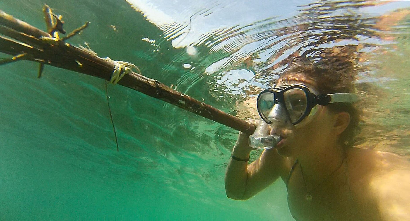 Emeline en train de pêcher au harpon artisanal aux Philippines