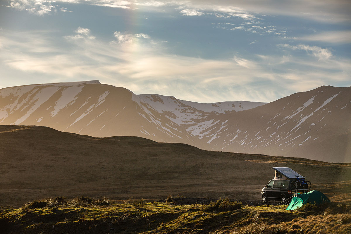 Bivouac en minivan dans les Highlands en Écosse