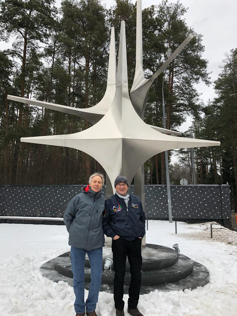 Benoît Sagaro et l’astronaute français Jean-Pierre Haigneré, à l’entrée de la Cité des Etoiles (Russie), février 2020.