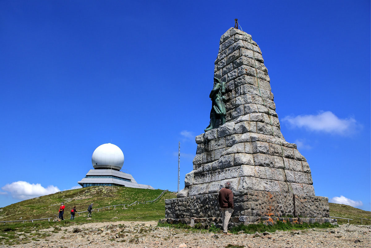 Le monument des Diables Bleus et le Grand-Ballon de Guebwiller dans le Haut-Rhin