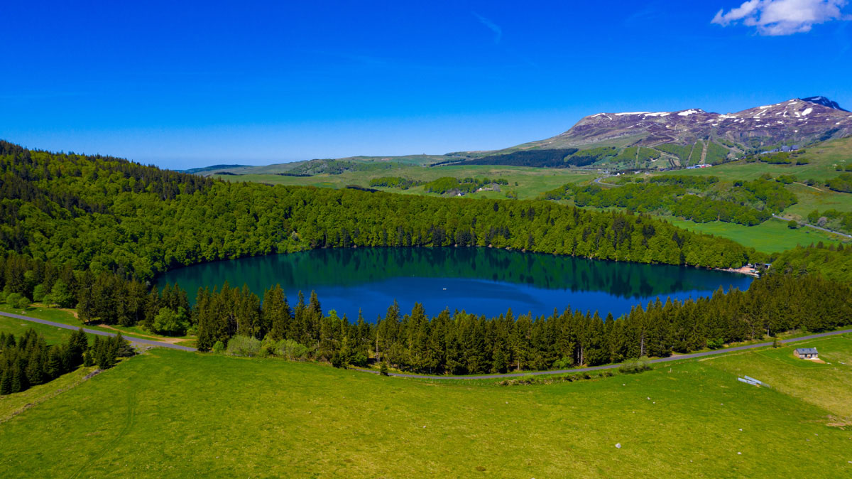 Le lac Pavin et le massif du Sancy en arrière-plan en Auvergne