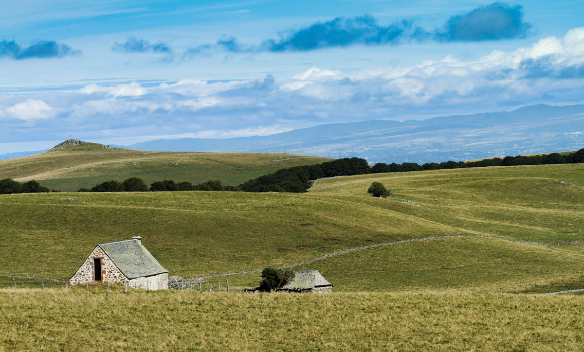 Paysage de l'Aubrac et vieux burons dans l'Aveyron