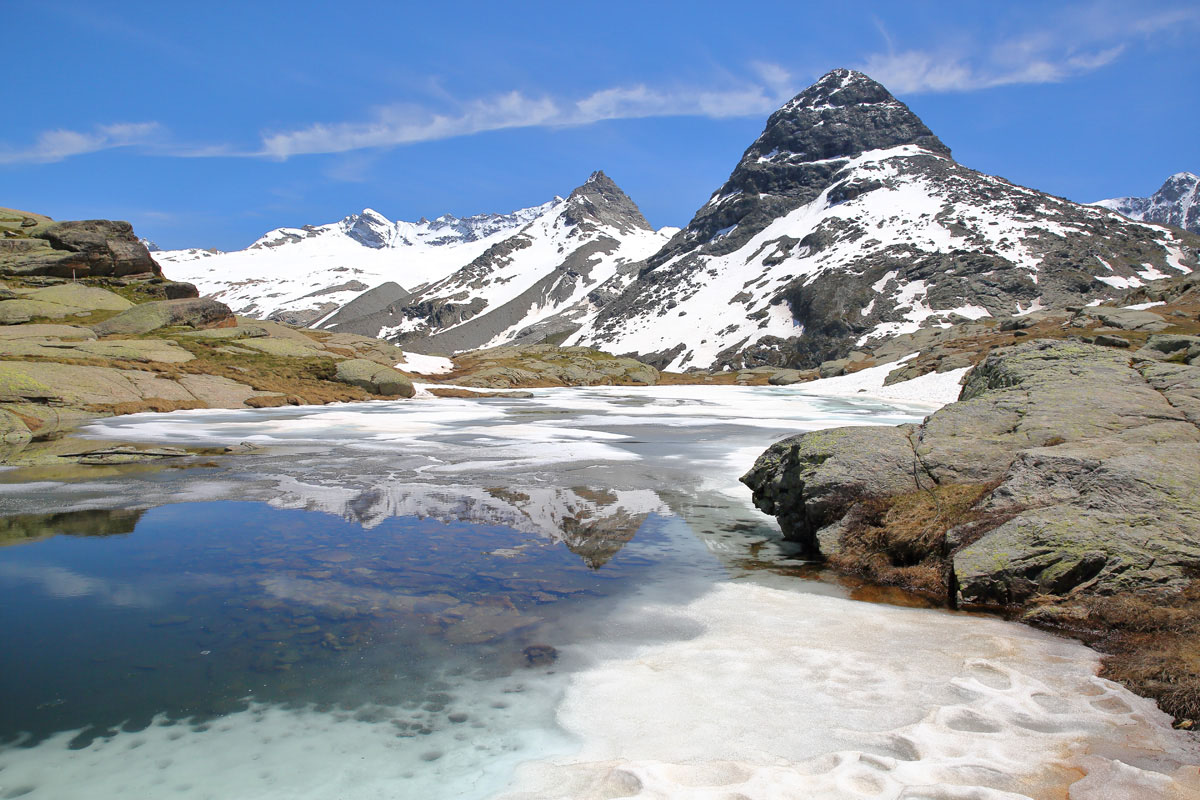 Le lac glaciaire du Grand Méan dans le cirque des Evettes en Savoie