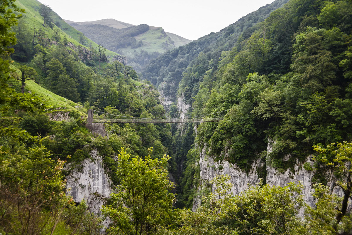 Le pont suspendu d'Holzarté dans les Pyrénées-Atlantiques