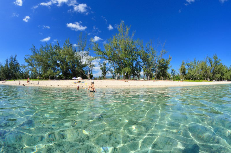 Plage et lagon de la Saline-les-Bains sur la côte ouest de l'île de la Réunion